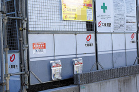 賃貸物件のフェンスに2個並べて取り付けた例